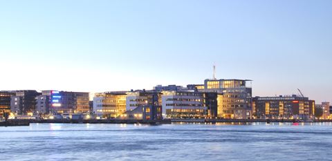 North river bank – From dockland to sustainable urban area